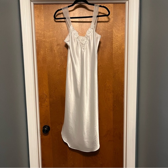 Linea Donatella White Nightgown and Robe Set. Side S/M - Picture 6 of 6